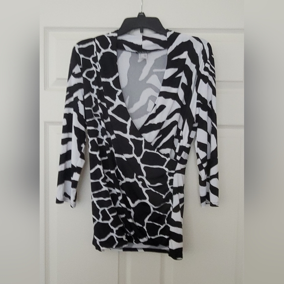 VENUS Tops - Animalistic 3/4 Sleeve Top